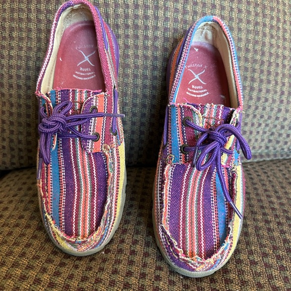 TWISTED X. Mocs. FUN, FUN, FUN SHOES! Sz 9. Purple base, bright colors. - Picture 11 of 12